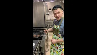 Как приготовить street food блюдо дома? Готовим сочный бургер с шеф-поваром ресторана Матрешка