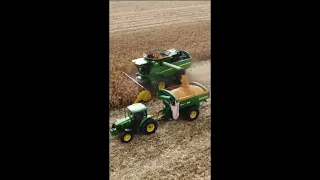 Colheitadeiras John Deere trabalhando