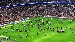 Millwall win League 1 Play-Offs and invade Wembley pitch, attempt to attack bradford players 2017