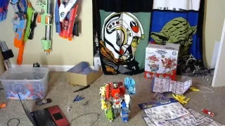 Unboxing 5 Transforming Blaster Robots to Create One GIANT Robot