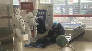 武汉肺炎 武汉街头直接晕倒 5