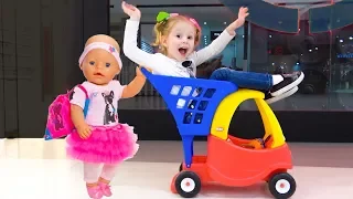 Настя и кукла пупсик играют в магазине
