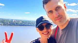 «Всем бодрости и здоровья 💪»: Кристина Орбакайте устроила хайкинг-прогулку с мужем в США