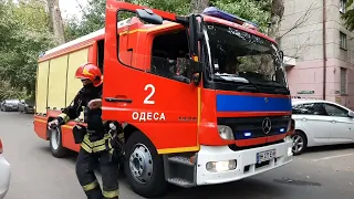 Mercedes-Benz 1325 Atego fire truck arriving to scene with French siren