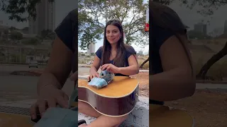 Milionário dá violão cheio de dinheiro para mulher bonita na rua...