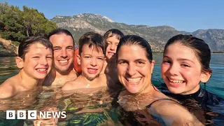 Family travel world before children go blind - BBC News