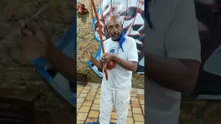 MESTRE NENEL TOCANDO BERIMBAU DE SUA CONFECÇÃO