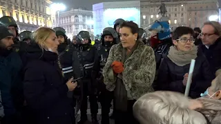 Milano, una donna difende ragioni No Green Pass, la polizia le consiglia di lasciare la piazza