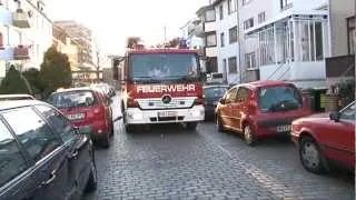 Feuerwehr rammt Autos zur Seite