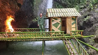 How to Build a Bamboo House on the Cliff, big Waterfall, Bushcraft Building Life / King Of Satyr #21