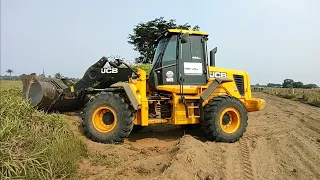 COMO FAZER PRA ERGUER UMA LERÁ DE CAPIM EM ESTRADA COM BARRANCO COM PÁ CARREGADEIRA JCB 426ZX