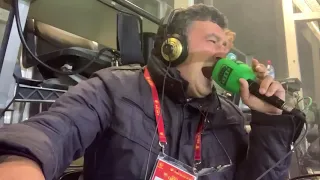 Don Alfredo Martínez de la radio Onda Cero celebra el gol de Piqué