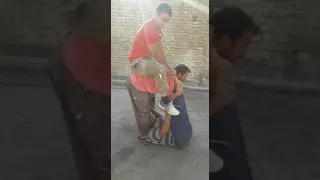 Ak bar hen baho ke video to dak lo