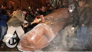 Ukraine Protest: Tearing Down Lenin's Statue in Kiev | The New York Times
