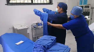 Postura de  Bata y Guantes en Quirófano, *paso a paso.  Técnica Autónoma, Estéril, Cerrada.