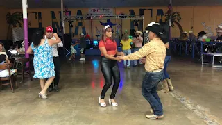 La Cumbia Sampuesana!! ayyy  pero que Perro bailan !! El Gavilan  y Mina