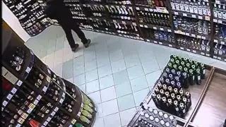 В камеры видеонаблюдения попала кража из винного магазина