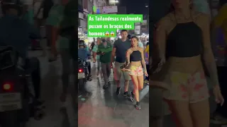 Assista e veja um pouco da rua da Tailândia. As mulheres puxam os homem de vdd #curiosidades