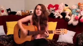Девушка очень красиво играет на гитаре и поет песню Амфитамин