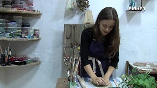 Керамічний посуд власними руками створюють дівчата з Рівненщини