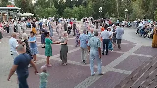 на танцполе в Парке Победы в Белгороде изучаем танцы. на бал цветов.
