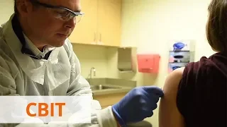 Люди сидят дома, волонтеры тестируют вакцину против коронавируса: ситуация в США