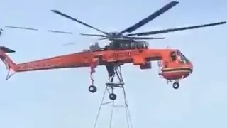 Вертолет-кран и опора ЛЭП