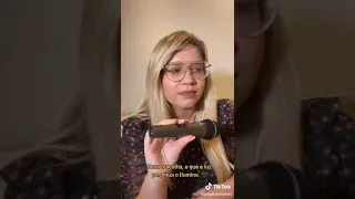 Marília Mendonça cantando a música  girassol - Se a vida fosse fácil como a gente quer