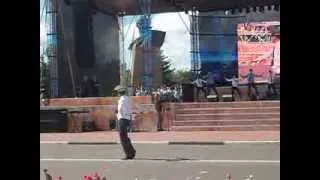 ГАИшник танцует на параде в Солигoрске (Беларусь) 24 августа 2013.
