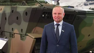 Marcin Bieńkowski z Huty Stalowa Wola prezentuje Bojowy Pływający Wóz Piechoty Borsuk - MSPO 2023