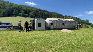 News Clip   Lastwagen umgestürzt