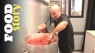 Il doit cuisiner 750 kg de macaronades pour le déjeuner