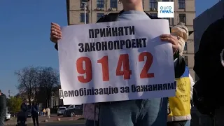 Ucraina, manifestanti chiedono una pausa per i soldati al fronte da 18 mesi, la raccolta firme