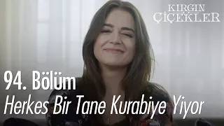 Herkes bir tane kurabiye yiyor - Kırgın Çiçekler 94. Bölüm