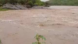 Rio Seridó na manhã desta sexta (13) água para a Barragem Boqueirão em Parelhas