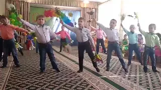 Танец мальчиков с цветами