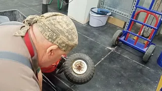 Строительная пена при ремонте колёс садовой тележки.