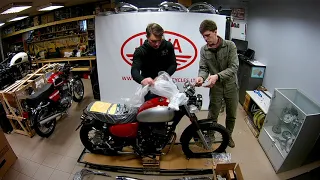 Unpacking a new JAWA 350 Scrambler motorcycle/ Распаковка нового мотоцикла Ява, серия 2 (5)