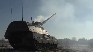 Стрельба самоходной гаубицы PzH-2000 съемка внутри/Shooting howitzers PzH-2000 shooting inside