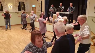 Sätila Bygdegård 16/11 2022. Peter å Conny Brodin och Janne Sörling. Dansen heter Edelweiss.