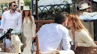 Jennifer Lopez & Ben Affleck Sharing a Kiss During Newly Married Couple Jennifer Enjoy in Italy.