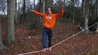 Slackline-Tutorial: Standing on 1 or 2 Feet?