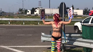 FEMEN активистка на Краковце встречает Саакашвили