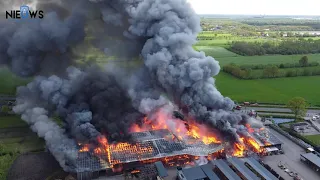 DRONEVIDEO: Grote brand verwoest loods en woonboerderij in Noardburgum