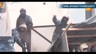 На Грушевского Беркут бросает камни у них закончились гранаты