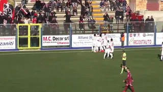 Tifoso del Bari cade dalla tribuna dopo il gol di Di Cesare in Locri - Bari