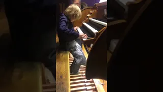Elisey Mysin. The first experience of playing the organ. Елисей Мысин впервые за органом.
