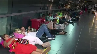 Pasajeros que compraron tiquetes con Viva Air están durmiendo afuera de los aeropuertos