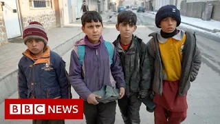 Afghanistan: Children in Kabul working for a piece of bread - BBC News