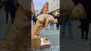 What happens when gold man has itchi back | Street Entertainment | London